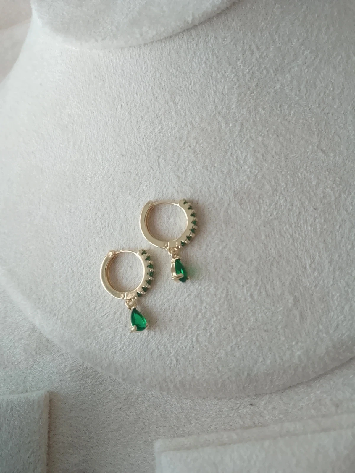 Petite créoles acier doré et zircons verts